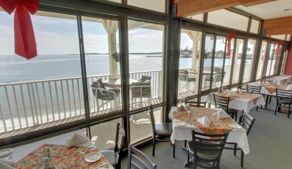 Cedar Cove Beach And Yacht Club Aparthotel Cedar Key Exterior photo